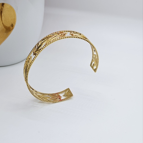 18k Gold Plated Leaves Cuff Bracelet - Picture 3 of 5